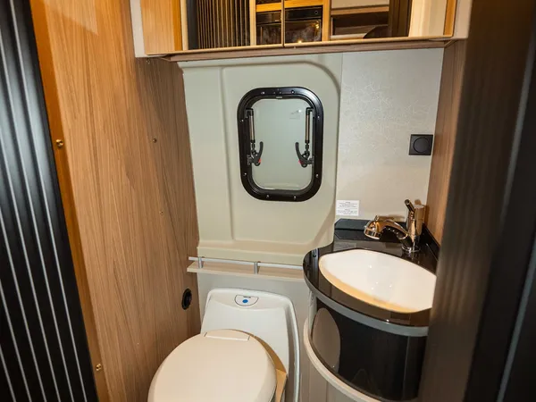 Roadcruiser Revolution – Kompaktes Wohnmobil-Bad mit Toilette, Waschbecken und Spiegel.
