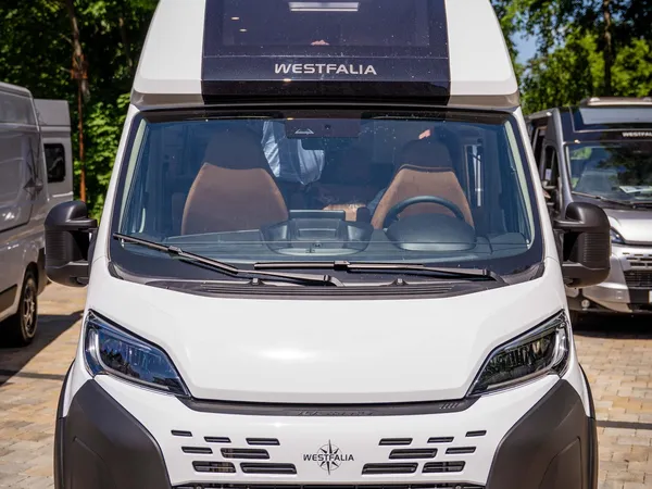 Columbus Liner – Vorderansicht eines weißen Westfalia Columbus Reisemobils mit Aufstelldach.