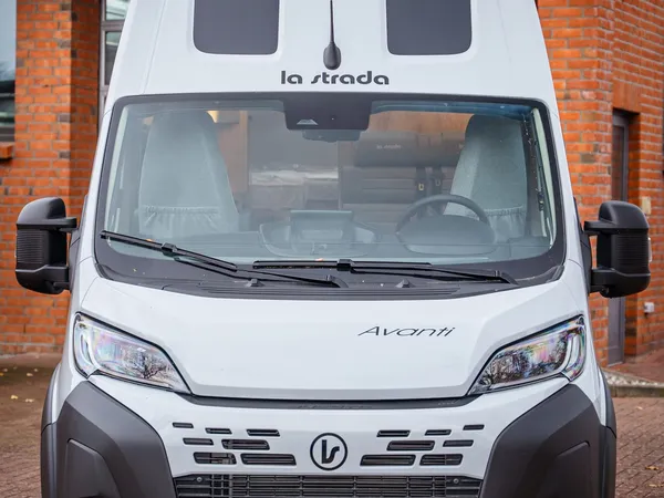 Avanti EB – Vorderansicht eines weißen La Strada Avanti EB Reisemobils