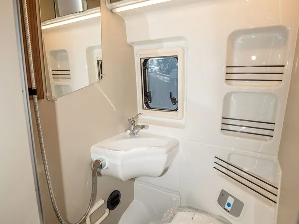 Columbus 540 D – Innenansicht des Badezimmers mit Toilette, Waschbecken, Dusche und Fenster