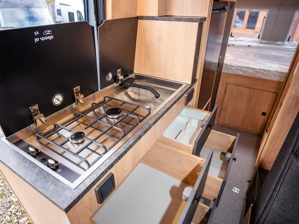 Avanti F – Reisemobil-Küche mit Gasherd, Spüle und geöffneten Schubladen