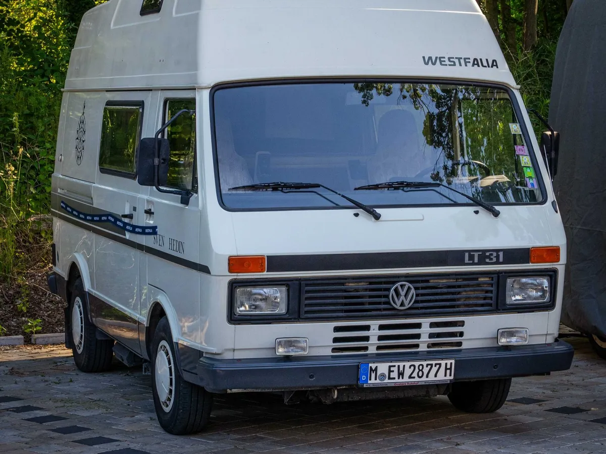 Sven Hedin 50 Jahre Edition – Weißer VW LT31 Westfalia Sven Hedin, schräg von vorne.