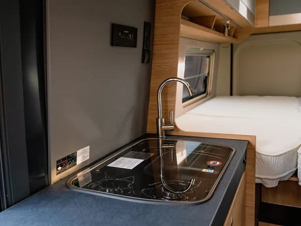 Trenta 640 – Moderne Küchenzeile mit Spüle und Kochfeld im Reisemobil
