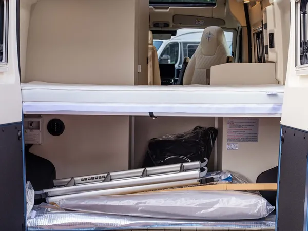 Columbus 540 D – Heckansicht des Reisemobils mit geöffneten Türen und Stauraum unter dem Bett.