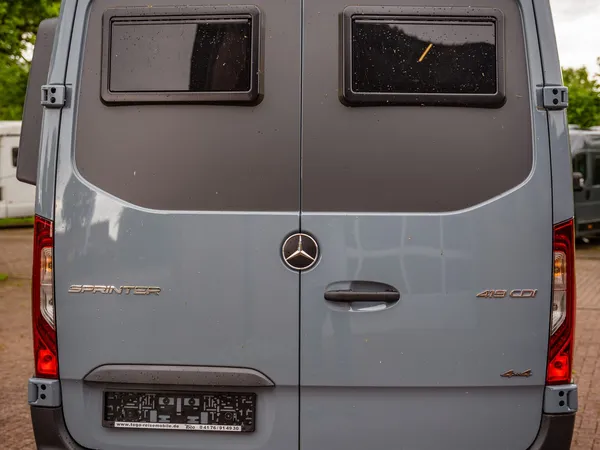 Roadstar XT – Heckansicht eines grauen Pössl Roadstar XT Reisemobils
