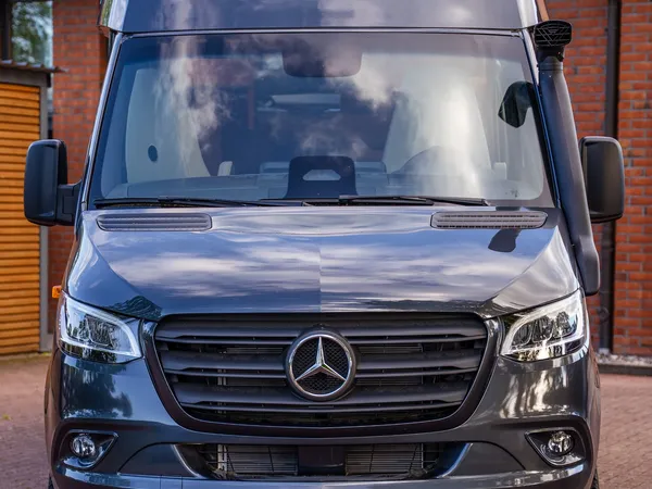 Nova M – Nova M Reisemobil, dunkelgrau, Ansicht von vorne, mit Schnorchel.