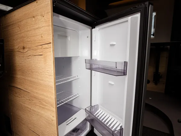 Roadstar XL Evo – Offener Kühlschrank mit Holzverkleidung in einem Reisemobil.