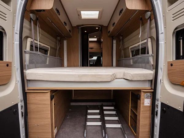 Roadcruiser Revolution – Heckansicht des Roadcruiser Revolution mit offenem Stauraum und Bett