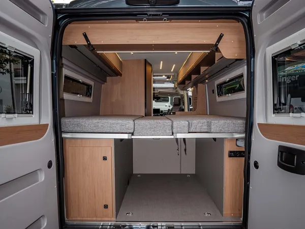 Summit Prime 640 – Heckstauraum des Summit Prime 640 mit hochgeklapptem Bett und offener Klappe.