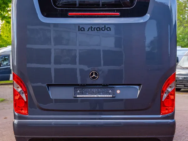 Nova M – Heckansicht des grauen La Strada Nova M Reisemobils mit Anhängerkupplung