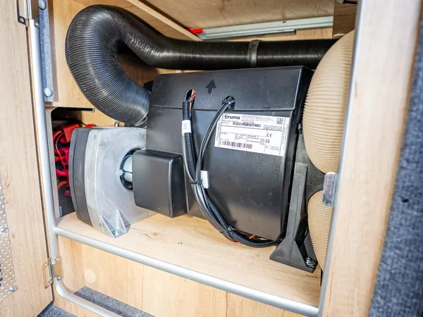 Nova M – Truma Heizung und Warmluftverteilung in einem Staufach des Campers.