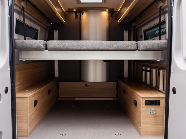 Summit Shine 640 R – Heckansicht des Summit Shine 640 R mit Bett und Stauraum.