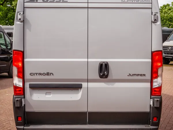 Summit Shine 600 L Elegance – Heckansicht eines grauen Pössl Summit Shine 600 L Elegance Reisemobils