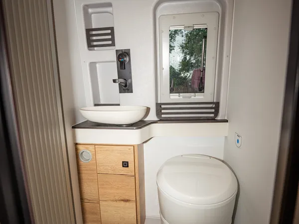 Roadstar XT – Badezimmer im Reisemobil mit Toilette, Waschbecken und Duschbereich.