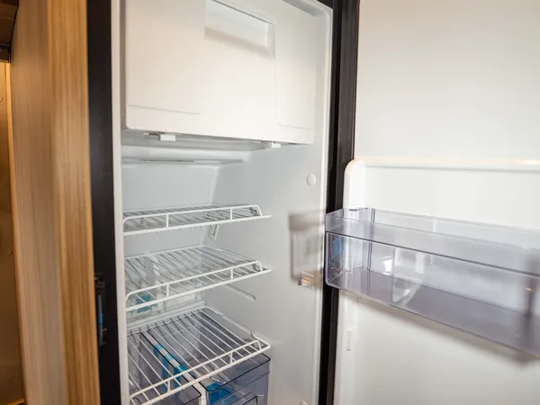 Roadcruiser Revolution – Offener Kühlschrank im Reisemobil mit Gefrierfach und Ablagen.