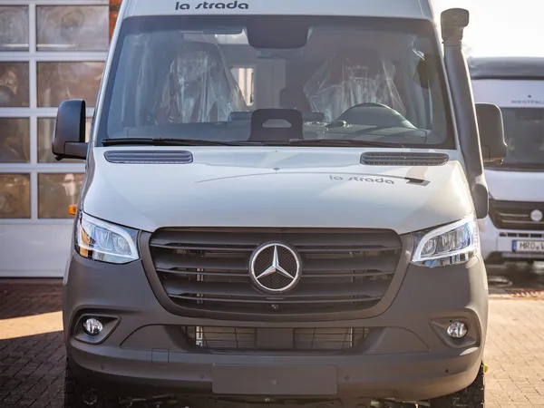 Regent EB – Frontansicht eines La Strada Reisemobils mit Schnorchel und groben Reifen.