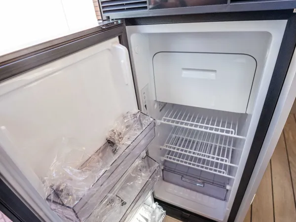 Columbus 540 D – Offener Dometic Kühlschrank im Reisemobil mit leeren Fächern