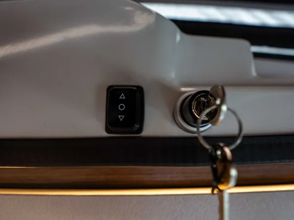 Summit Shine 600 L – Schalter und Schloss mit Schlüssel, vermutlich für ein Dach oder Fenster.