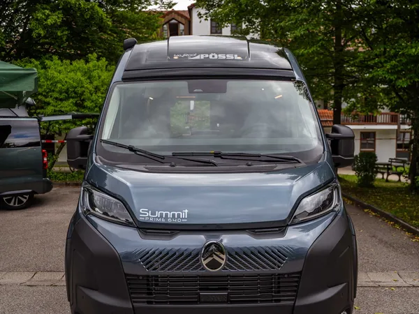 Summit Prime 640 – Graues Pössl Summit Prime 640 Reisemobil von vorne