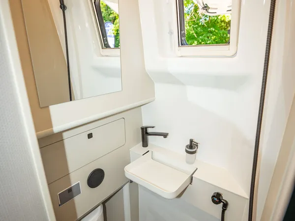Columbus Liner – Modernes Bad mit Waschbecken, Spiegel, Dusche und Holzboden im Reisemobil