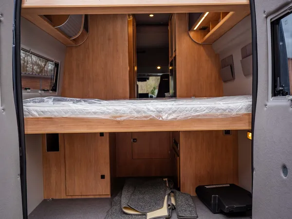 Avanti F – Blick in den Heckstauraum eines Reisemobils mit Bett darüber.