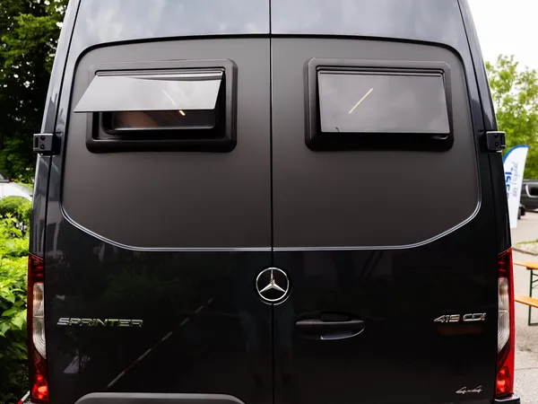 Roadstar XL Evo – Heckansicht eines dunklen Kastenwagens mit zwei geöffneten Heckfenstern und Anhängerkupplung.