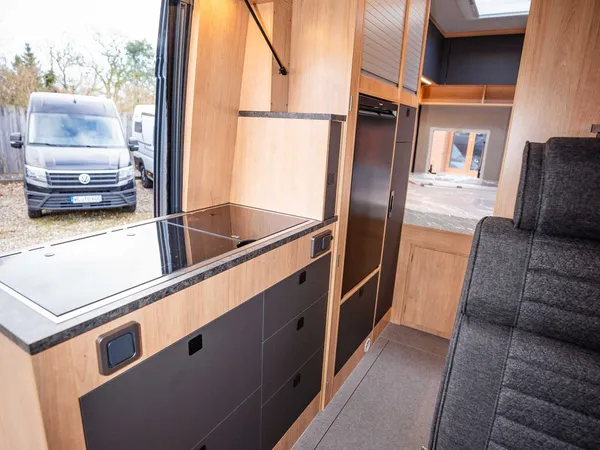 Avanti F – Küche im Reisemobil mit Kochfeld, Spüle, Schubladen und Kühlschrank