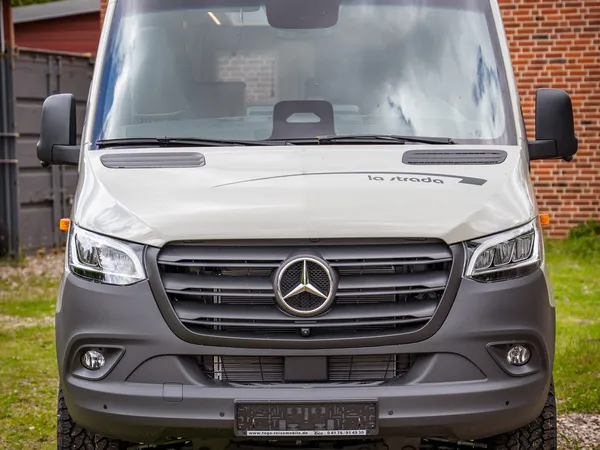 Regent EB – Vorderansicht eines weißen La Strada Reisemobils auf Mercedes-Sprinter-Basis.