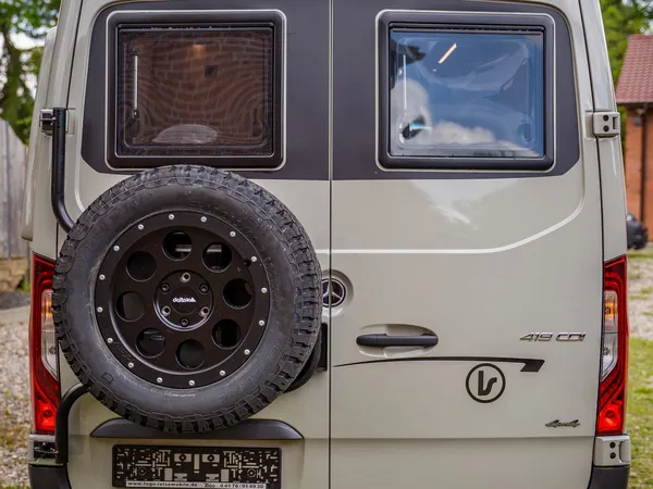 Regent EB – Heckansicht eines grauen Kastenwagens La Strada Regent EB mit Reserverad.