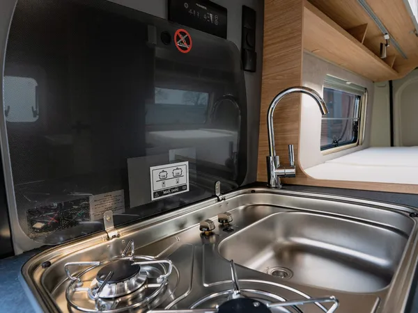 Trenta 640 – Nahaufnahme der Küchenzeile mit Spüle und Kochfeld im Reisemobil