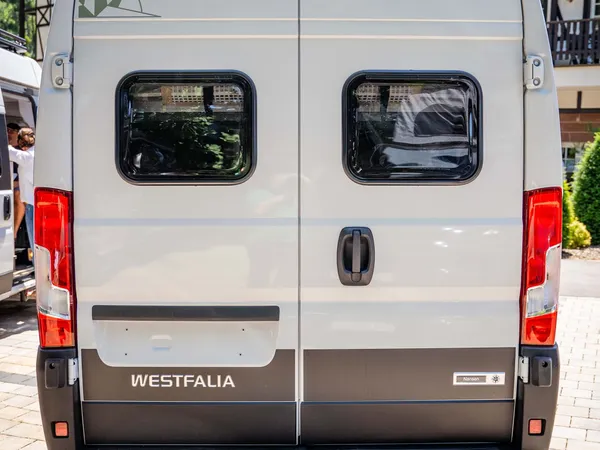 Nansen 600L – Heckansicht eines grauen Westfalia Nansen 600L Wohnmobils mit Kompass-Detail.