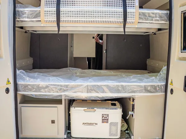 Nansen 600L – Heckansicht, geöffneter Kofferraum mit zwei Betten und Kühlbox