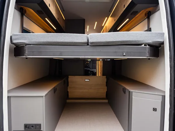 Roadstar XL Evo – Blick durch die geöffnete Hecktür auf den Stauraum und Bett