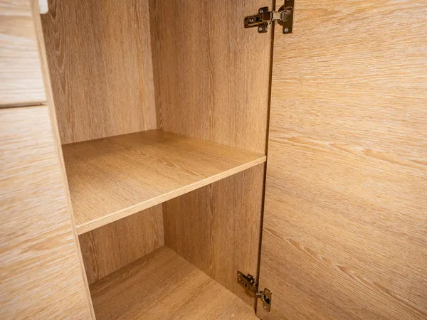 Summit 600 B – Offener Schrank mit Regalböden im Reisemobil.