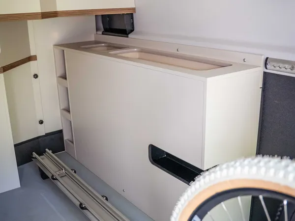 Columbus Liner – Kompakte Küche/Waschbecken mit Fahrradhalterung und Laufrad im Camper