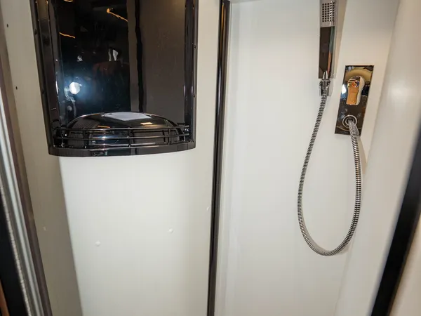 Summit Prime 640 – Moderne Duschkabine mit schwarzem Waschtisch und Dachluke im Reisemobil.