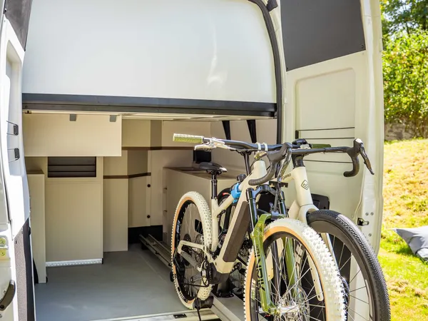Columbus Liner – Heckstauraum mit ausgezogenem Fahrradträger und zwei Fahrrädern.