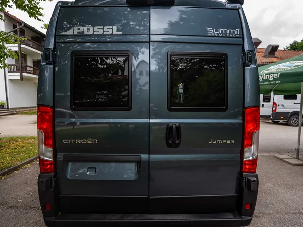 Summit Prime 640 – Heckansicht des Pössl Summit Prime 640 Reisemobils in Dunkelgrau.