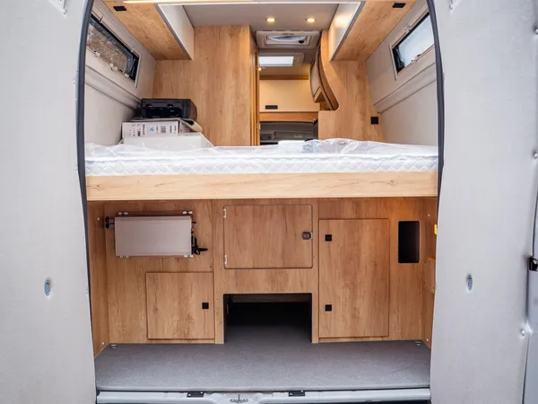 Avanti EB – Blick durch geöffnete Hecktüren auf Bett und Heckstauraum