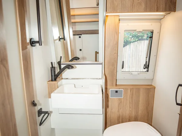 Regent EB – Kompaktes Bad mit Toilette, Waschbecken, Spiegel und Duschbereich