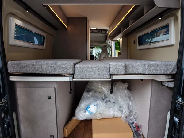 Summit Shine 600 L – Heckansicht des Reisemobils mit Bett und Stauraum darunter.