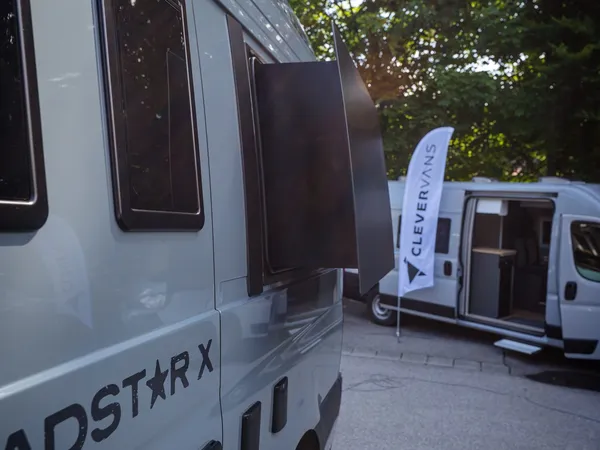 Roadstar X – Grauer Roadstar X Camper mit offenen Aussenklappen, Seitenansicht