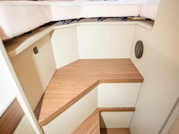 Columbus Liner – Bettbereich mit Treppe und Stauraum im Columbus Liner Reisemobil.