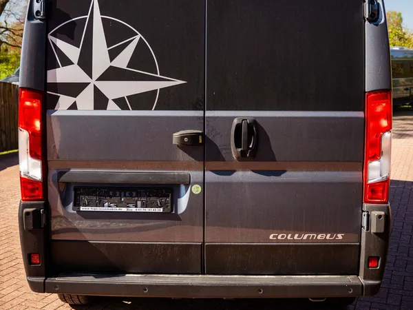 Columbus 600 E – Heckansicht des Westfalia Columbus 600 E Reisemobils mit Kompass-Dekor.