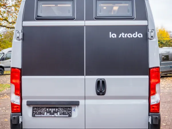 Avanti EB – Heckansicht des grauen La Strada Reisemobils mit Heckfenstern und Rückleuchten.