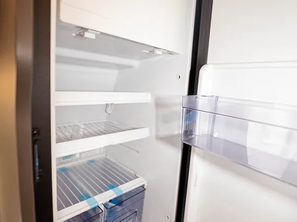 Summit Shine 640 R – Offener Kühlschrank im Reisemobil mit Gefrierfach und Ablagen.