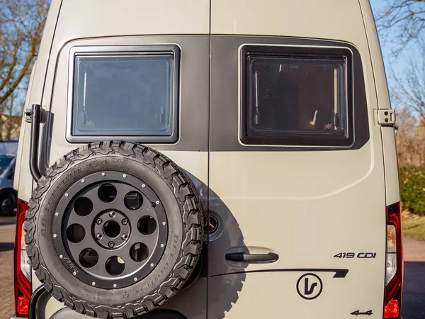 Regent EB – Heckansicht eines La Strada Regent EB mit Reserverad und 4x4 Schriftzug.