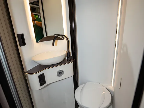 Summit Shine 600 L – Modernes Bad mit Toilette, Waschbecken und Dusche im Reisemobil.