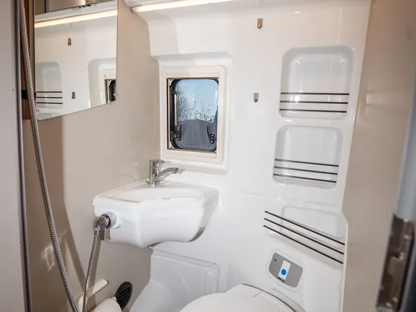 Columbus 600 E – Kompaktes Bad mit Toilette, Waschbecken und Duschbrause im Reisemobil.