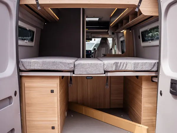 Summit Shine 600 L Elegance – Blick in den Heckstauraum eines Wohnmobils mit Betten und Schränken.